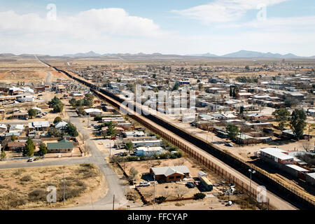 Luftaufnahme des Zauns US-mexikanischen Grenze in Arizona. Siehe Beschreibung für mehr Informationen. Stockfoto
