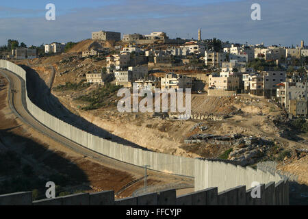 Die Trennwand zwischen Israel (links) und Palästina (rechts), auch bekannt als des Sicherheitszauns durchschneidet Gemeinden in Jerusalem und in der West Bank. Stockfoto