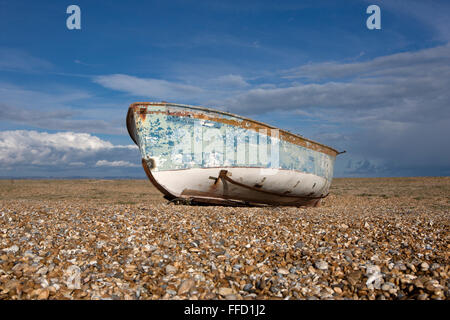 Eine einsame verlassene Fischerboot am Strand von Dungeness Stockfoto