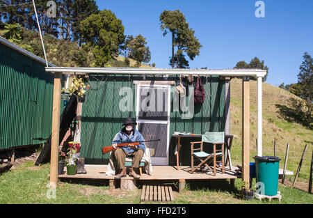 Einfache Unterkunft in konvertierten, Konvertierung, Shipping Container auf landwirtschaftlichen Flächen in Waitakere Ranges nördlich von Auckland, Nordinsel, Neuseeland, Pazifische Stockfoto