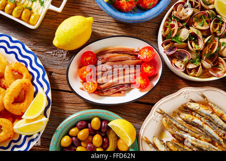 Tapas spanische Meeresfrüchte Muscheln Garnelen und gebratene Sardellen Fisch Stockfoto