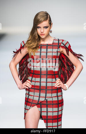 Hong Kong, Hong Kong SAR, China. 18. Januar 2016. Hong Kong australische Designer Ben Yung präsentiert seine AW16 Kollektion für b.yu auf der 47. Hong Kong Herbst/Winter Fashion Week 2016 © Jayne Russell/ZUMA Draht/Alamy Live News Stockfoto