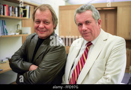 Schauspieler David Soul, links, und Martin Bell MP, in dessen Büro in Portcullis House, London abgebildet. Stockfoto