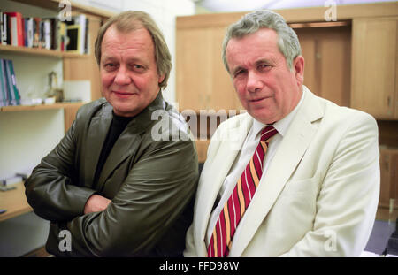 Schauspieler David Soul, links, und Martin Bell MP, in dessen Büro in Portcullis House, London abgebildet. Stockfoto