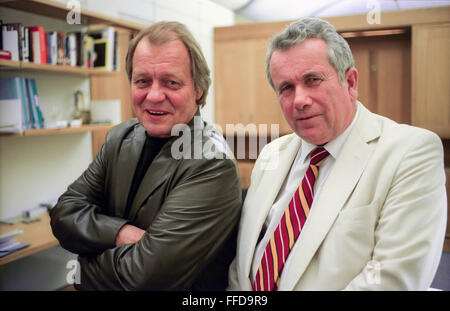 Schauspieler David Soul, links, und Martin Bell MP, in dessen Büro in Portcullis House, London abgebildet. Stockfoto