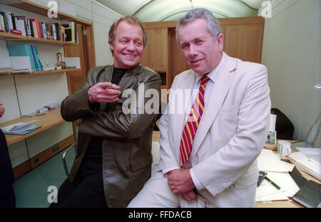 Schauspieler David Soul, links, und Martin Bell MP, in dessen Büro in Portcullis House, London abgebildet. Stockfoto