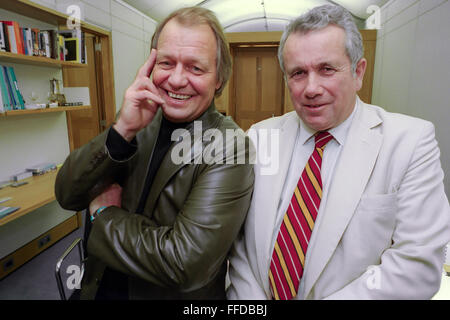 Schauspieler David Soul, links, und Martin Bell MP, in dessen Büro in Portcullis House, London abgebildet. Stockfoto