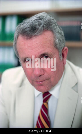 Martin Bell MP, abgebildet in seinem Büro im Portcullis House, London. Stockfoto