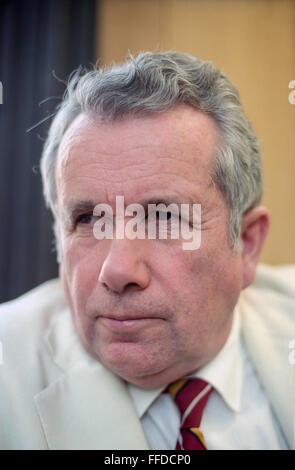 Martin Bell MP, abgebildet in seinem Büro im Portcullis House, London. Stockfoto