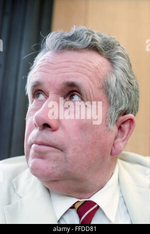 Martin Bell MP, abgebildet in seinem Büro im Portcullis House, London. Stockfoto