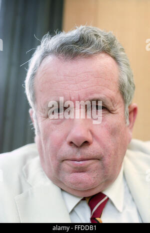 Martin Bell MP, abgebildet in seinem Büro im Portcullis House, London. Stockfoto