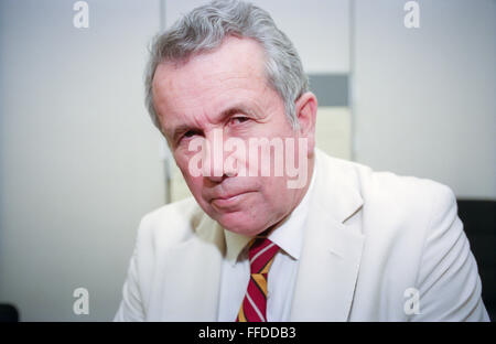 Martin Bell MP, abgebildet in seinem Büro im Portcullis House, London. Stockfoto