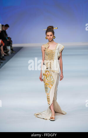 18. Januar 2016 - Hong Kong, Hong Kong SAR, präsentiert China - Myanmar-Designer kann Myat Waso ihre Entwürfe auf Hong Kong Fashion Week 2016. Mischen von traditionellen und modernen Designs, zeigt sie eine beeindruckende Sammlung an der 47. Hong Kong Herbst/Winter Fashion Week 2016. (Kredit-Bild: © Jayne Russell über ZUMA Draht) Stockfoto