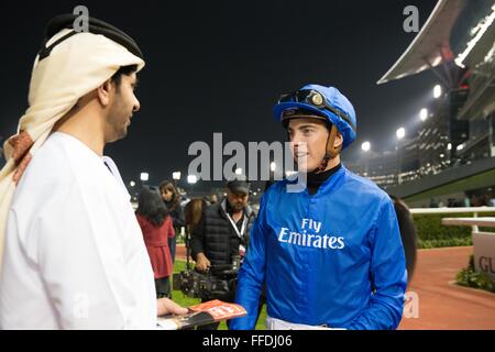 Meydan, 11. Februar 2016. James Doyle und Saeed Bin Suroor sprechen, bevor die VAE 1000 Guineen in Meydan im Dubai World Cup Carnival Kredit: Tom Morgan/Alamy Live News Stockfoto