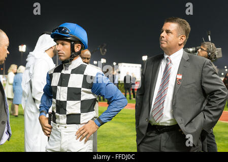 Meydan, 11. Februar 2016. Pat Dobbs und Trainer Doug Watson vor der VAE 1000 Guinaes in Meydan im Dubai World Cup Carnival Kredit: Tom Morgan/Alamy Live News Stockfoto