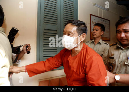 Kandal, Kambodscha. 12. Februar 2016. Former Phnom Penh Municipal Court President Aing Mealdey (C) ist die Kandal Provinz Gerichtshof sein Urteil in der Provinz Kandal, Kambodscha, 12. Februar 2016 hören begleitet. Eine kambodschanische Gericht am Freitag verurteilt blamiert ehemaligen Phnom Penh Municipal Court President Aing Mealdey auf drei Jahre im Gefängnis mit einem Jahr auf den Vorwurf der "unrechtmäßige Ausbeutung," laut einem Urteil angehalten wird. Bildnachweis: Phearum/Xinhua/Alamy Live-Nachrichten Stockfoto