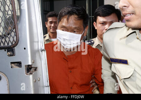 Kandal, Kambodscha. 12. Februar 2016. Ehemalige Phnom Penh Municipal Court President Aing Mealdey (L, vorn) ist zu dem Kandal Provinciaal Hof zu hören sein Urteil in der Provinz Kandal, Kambodscha, 12. Februar 2016 begleitet. Eine kambodschanische Gericht am Freitag verurteilt blamiert ehemaligen Phnom Penh Municipal Court President Aing Mealdey auf drei Jahre im Gefängnis mit einem Jahr auf den Vorwurf der "unrechtmäßige Ausbeutung," laut einem Urteil angehalten wird. Bildnachweis: Phearum/Xinhua/Alamy Live-Nachrichten Stockfoto