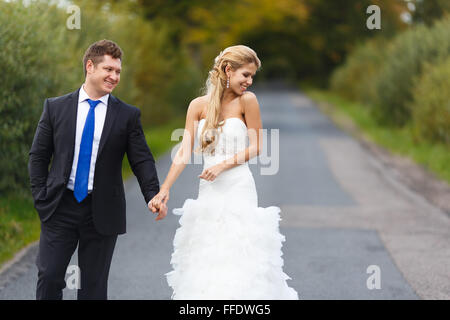 Glückliche Brautpaar zusammen in ihrem Hochzeitstag Stockfoto
