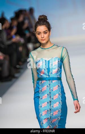 18. Januar 2016 - Hong Kong, Hong Kong SAR, China - Modelle präsentieren Myanmar Designer CHAW SU LWIN AW16 Kollektion '' Chait'' während der Show von Designer-Kollektion auf der 47. Hong Kong Herbst/Winter Fashion Week 2016.The Designs sind traditionell für Herrn Zeremonien in Myanmar getragen aber sie passen diese mit westlichen Abendmode im Auge (Credit-Bild: © Jayne Russell über ZUMA Draht) Stockfoto