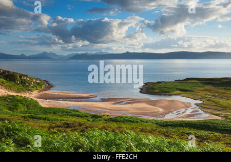 Strand in der Nähe von Applecross, Blick auf Raasay und Skye - Ross-Shire, Schottland. Stockfoto