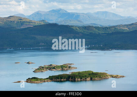 Blick von der Straße über Loch Carron & Loch Kishorn schauen zu Applecross (Teil der North Coast 500) - Ross-Shire, Schottland. Stockfoto