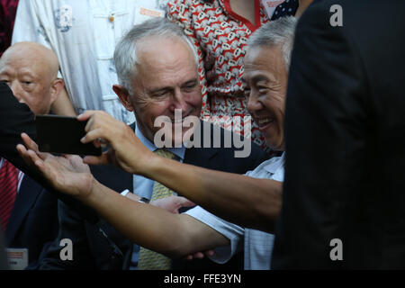 Sydney, Australien. 12. Februar 2016. Im Bild: Ein übermäßig begeisterter Mann sitzt neben australische Premierminister Malcolm Turnbull und nimmt ein Foto. Australischer Premierminister Malcolm Turnbull und eidgenössischen Führer der Opposition Rechnung kürzen wurden durch Medien und chinesische Leute versuchen, ein Foto auf die Lichter auf für das chinesische Neujahr Laternenfest im Tumbalong Park, Darling Harbour umgeben. Bildnachweis: Richard Milnes/Alamy Live-Nachrichten Stockfoto