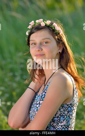 Teengirl mit Kranz in der Sommerzeit Stockfoto