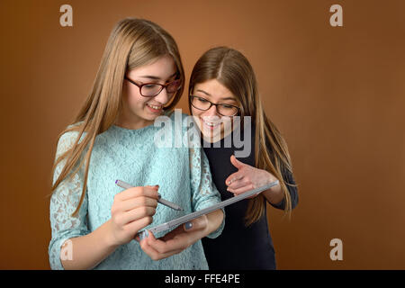 Zwei Teen junge Freunde, die mit einem Computer tablet Stockfoto