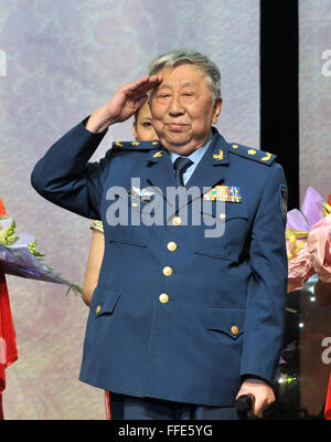 Peking, China. 12. Februar 2016. Foto aufgenommen am 15. Oktober 2011 zeigt Künstler Yan Su begrüßte das Publikum nach dem Lifetime Achievement Award der China Theatre Award zu gewinnen. Yan Su, ein prominenter Dramatiker und Songwriter von der Volksrepublik Volksbefreiungsarmee (PLA), starb am 12. Februar 2016 im Alter von 86 Jahren an Krankheit. Yan schrieb Texte für viele berühmte Songs, einschließlich "trauen Sie sich Fragen, wo die Straße", den Titelsong der TV-Serie "Journey to the West", die angepasst wurde aus dem klassischen Roman des gleichen Titels und Sendung in China im Jahr 1986. Bildnachweis: Liu Chan/Xinhua/Alamy Live-Nachrichten Stockfoto