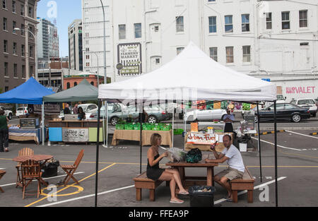 Bauernmarkt Essen neben Britomart Bahnhof im Zentrum von Auckland. Stockfoto