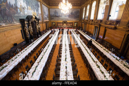 Hamburg, Deutschland. 12. Februar 2016. Lange Tische sind für das so genannte traditionelle Matthiae-Mahl-Dinner im Rathaus in Hamburg, Deutschland, 12. Februar 2016 vorbereitet. Abgela Bundeskanzlerin Merkel und der britische Premierminister James Cameron sind den geladenen Ehrengästen Ehrengast bei der traditionellen Dinner-Event. Das Matthiae-Mahl-Dinner hat eine lange Tradition in der Hansestadt Hamburg, bis 1356 n. Chr. zurückreicht. Foto: CHRISTIAN CHARISIUS/Dpa/Alamy Live News Stockfoto