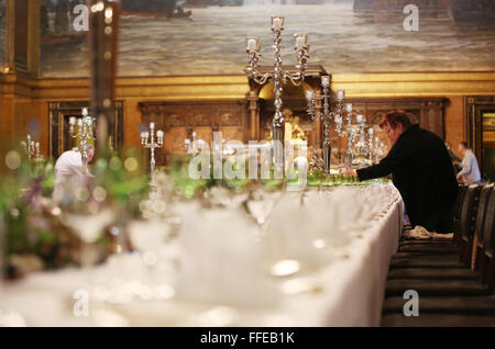 Lange Tische sind für das so genannte traditionelle Matthiae-Mahl-Dinner im Rathaus in Hamburg, Deutschland, 12. Februar 2016 vorbereitet. Abgela Bundeskanzlerin Merkel und der britische Premierminister James Cameron sind den geladenen Ehrengästen Ehrengast bei der traditionellen Dinner-Event. Das Matthiae-Mahl-Dinner hat eine lange Tradition in der Hansestadt Hamburg, bis 1356 n. Chr. zurückreicht. Foto: CHRISTIAN CHARISIUS/dpa Stockfoto