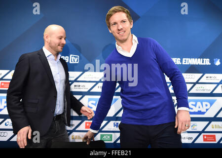 Zuzenhausen, Deutschland. 12. Februar 2016. Julian Nagelsmann (R), neuer Trainer der deutschen Fußball-Bundesliga-Fußball club 1899 Hoffenheim, und Hoffenheim Sportdirektor Alexander Rosen kommen zu einer Pressekonferenz Ein Zuzenhausen, Deutschland, 12. Februar 2016. 28-j hrige Nagelsmann ist der derzeit jüngste Trainer der deutschen Bundesliga zu werden. Bildnachweis: Dpa picture Alliance/Alamy Live News Stockfoto