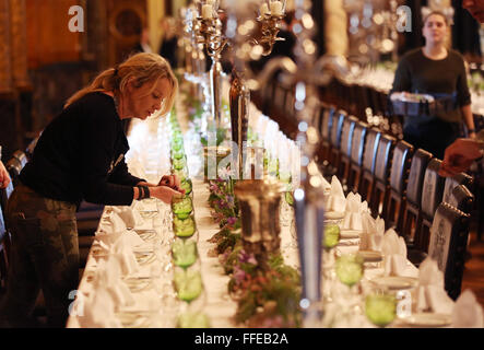 Lange Tische sind für das so genannte traditionelle Matthiae-Mahl-Dinner im Rathaus in Hamburg, Deutschland, 12. Februar 2016 vorbereitet. Abgela Bundeskanzlerin Merkel und der britische Premierminister James Cameron sind den geladenen Ehrengästen Ehrengast bei der traditionellen Dinner-Event. Das Matthiae-Mahl-Dinner hat eine lange Tradition in der Hansestadt Hamburg, bis 1356 n. Chr. zurückreicht. Foto: CHRISTIAN CHARISIUS/dpa Stockfoto