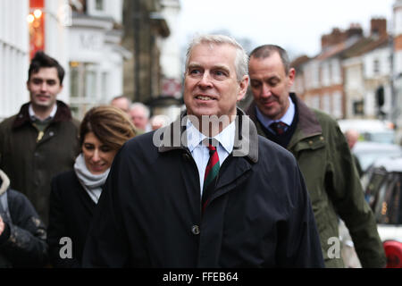 Prinz Andrew, der Herzog von York, besucht die Stadt Tadcaster in North Yorkshire, die Hochwasserschäden zu sehen. Stockfoto