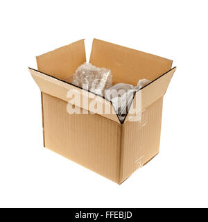 Offenen Karton mit Verpackungsmaterial innen isoliert auf weißem Hintergrund Stockfoto