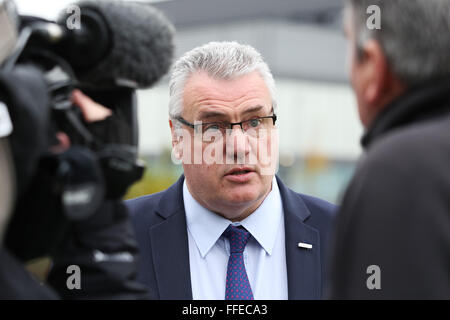 Roy rickhuss, Generalsekretär der Gewerkschaft der Stahlarbeiter", spricht mit den Medien außerhalb des Advanced Manufacturing Park. Stockfoto