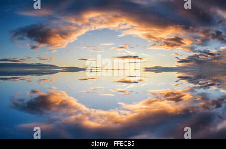 Große Panorama-Bild der Sonnenuntergang Gewitterhimmel spiegelt sich in stillem Wasser Stockfoto