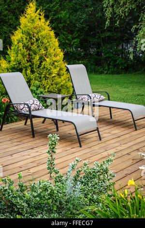 Hölzerne Veranda oder Terrasse im Hinterhof eines Hauses mit Gartenmöbeln Stockfoto