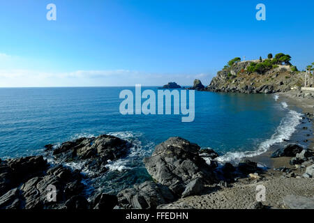 Am Ufer der Playa Puerta del Mar bei Herbstsonne in Almuñécar, Costa Tropical, Provinz Granada, Andalusien. Spanien Stockfoto