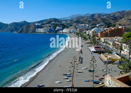 Der Strand mit flachen Gebäuden und blauem Mittelmeer an einem sonnigen Spätherbsttag in Almuñécar, Costa Tropical, Andalusien. Spanien Stockfoto