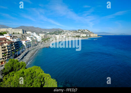 Der Strand mit flachen Gebäuden und blauem Mittelmeer an einem sonnigen Spätherbsttag in Almuñécar, Costa Tropical, Andalusien. Spanien Stockfoto