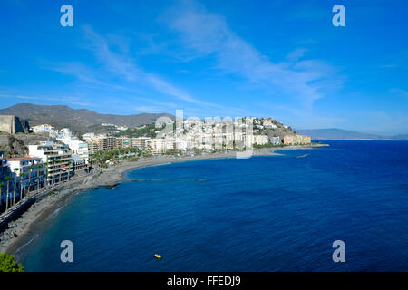 Der Strand mit flachen Gebäuden und blauem Mittelmeer an einem sonnigen Spätherbsttag in Almuñécar, Costa Tropical, Andalusien. Spanien Stockfoto