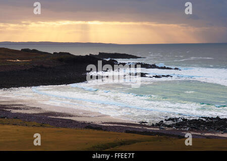 Stoner Strand bei Sonnenuntergang - in der Nähe von Lochinver, Sutherland, Schottland. Stockfoto