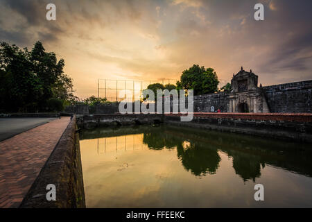 Der Graben im Fort Santiago bei Sonnenuntergang in Intramuros, Manila, Philippinen. Stockfoto