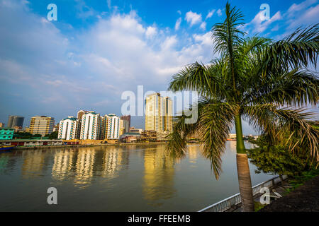 Palme und Gebäuden entlang des Flusses Pasig von Fort Santiago, in Intramuros, Manila, die Philippinen gesehen. Stockfoto