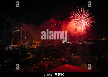 Chinese New Year Feuerwerk über Makati in der Nacht, in Metro Manila, Philippinen. Stockfoto
