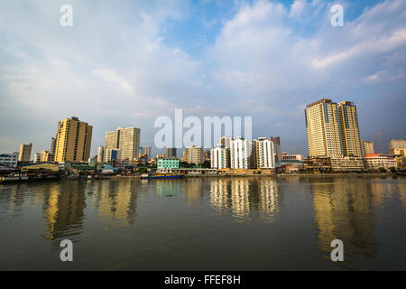 Gebäude entlang des Flusses Pasig von Fort Santiago, in Intramuros, Manila, die Philippinen gesehen. Stockfoto