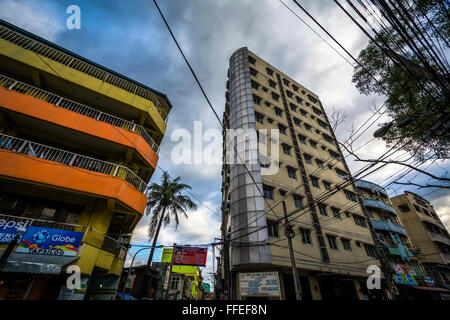 Gebäude entlang der Loyola Street in Sampaloc, Manila, Philippinen. Stockfoto