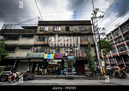 Gebäude entlang der Loyola Street in Sampaloc, Manila, Philippinen. Stockfoto